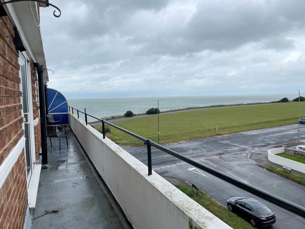 Lot: 123 - WELL PRESENTED FLAT WITH BALCONY AND SEA VIEWS - Balcony with uninterrupted sea views